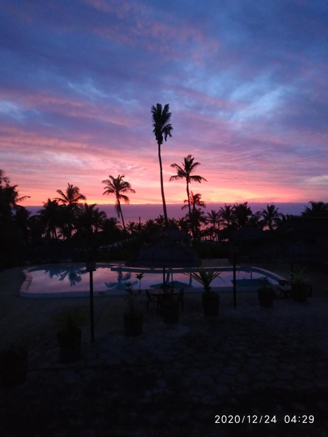 Blue Moon Beach Holiday Resort 伊尼扬巴内 外观 照片