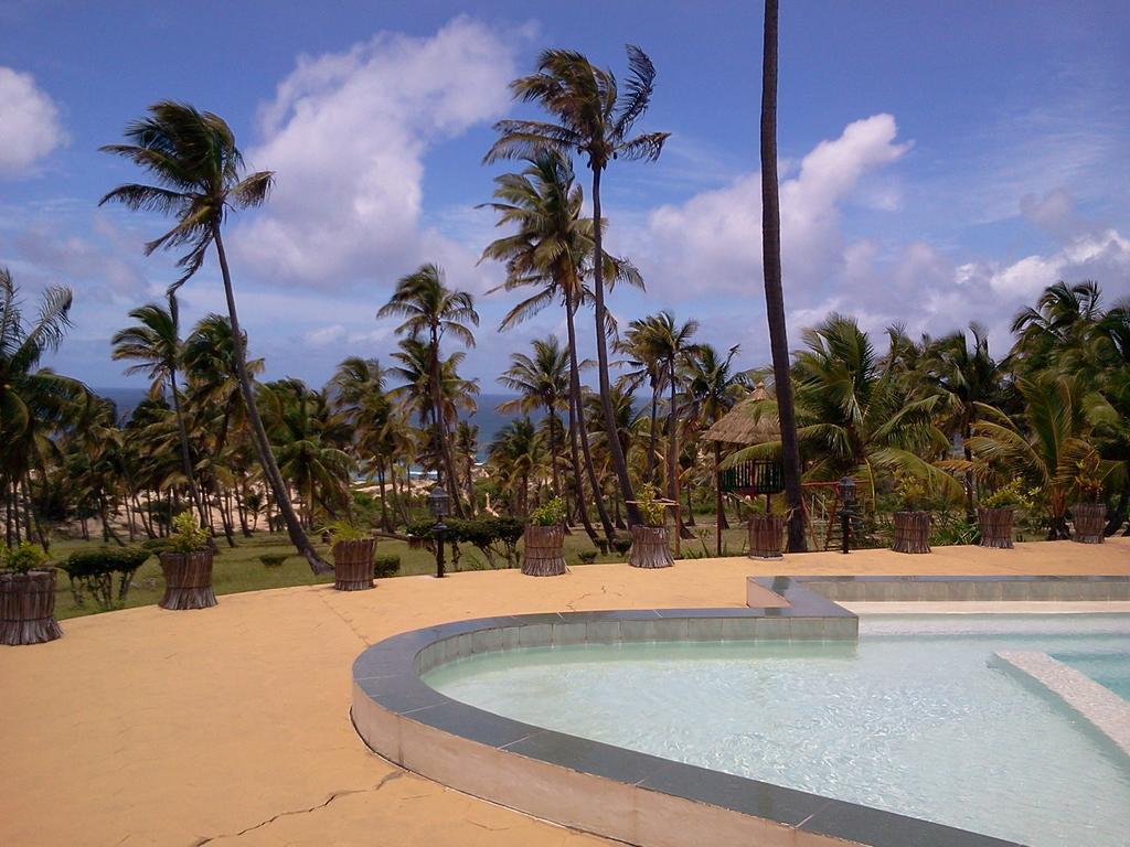 Blue Moon Beach Holiday Resort 伊尼扬巴内 外观 照片