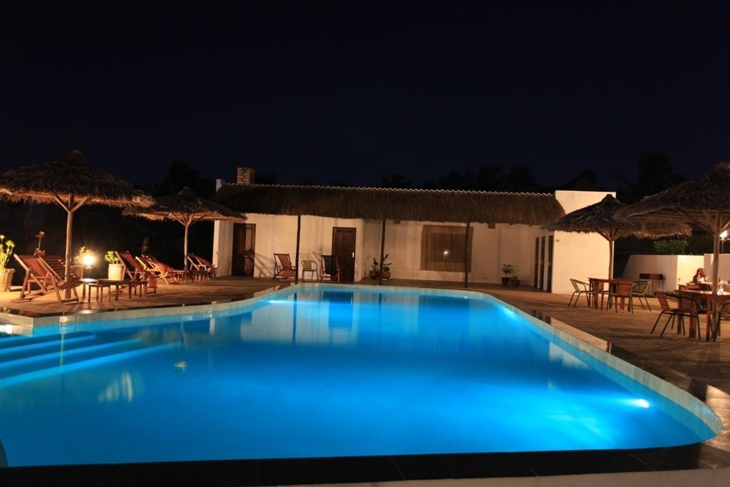 Blue Moon Beach Holiday Resort 伊尼扬巴内 外观 照片