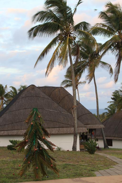 Blue Moon Beach Holiday Resort 伊尼扬巴内 外观 照片