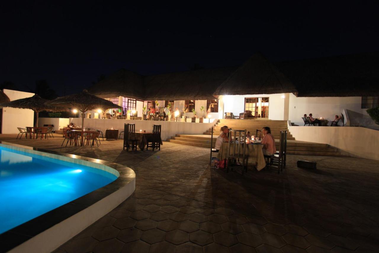 Blue Moon Beach Holiday Resort 伊尼扬巴内 外观 照片