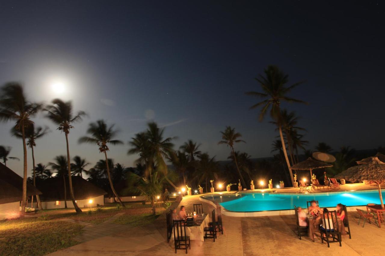 Blue Moon Beach Holiday Resort 伊尼扬巴内 外观 照片